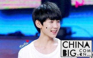 明星王源的家庭背景,从平凡家庭走向星光璀璨的星途